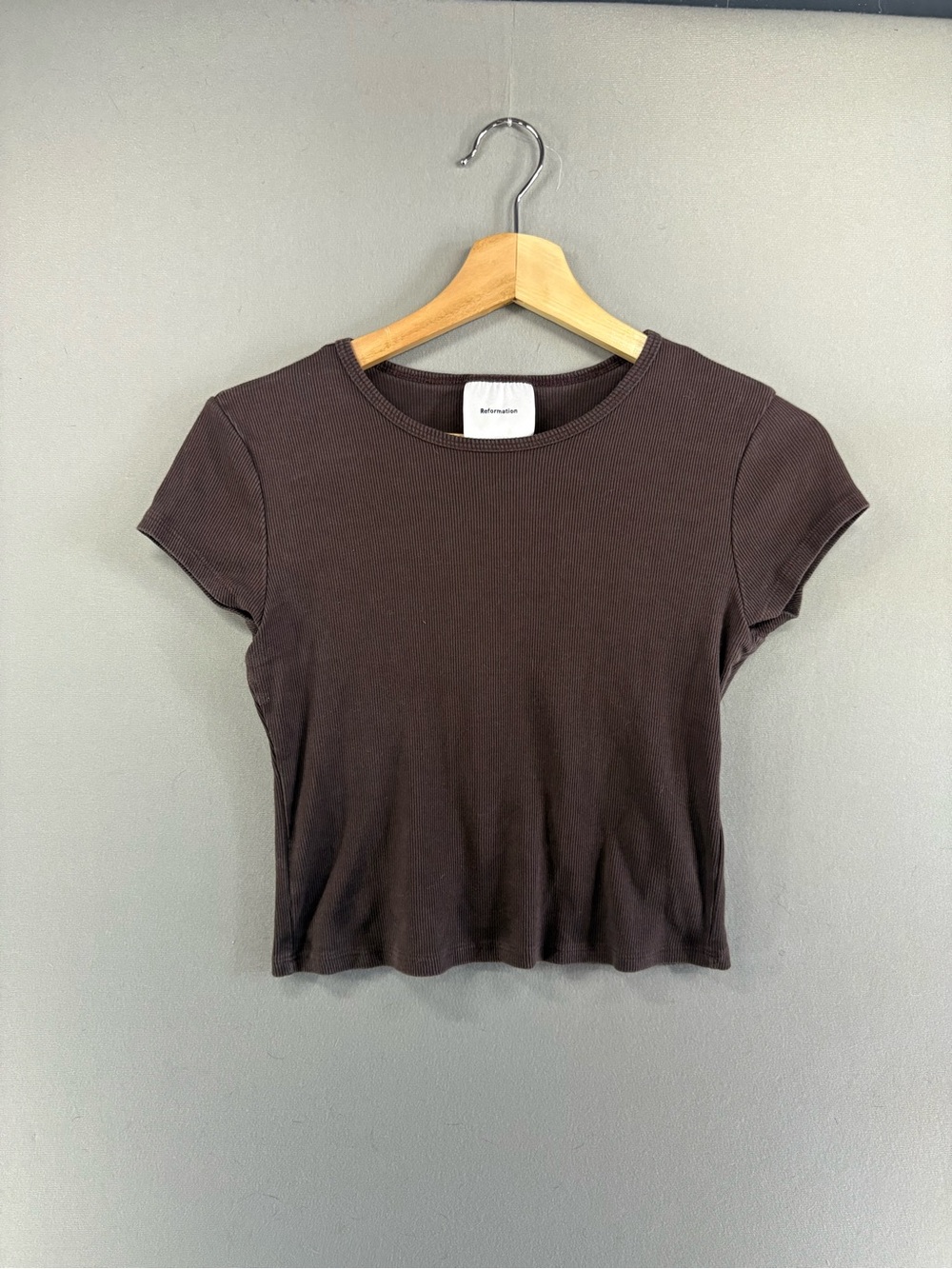 Reformation Top S Muse Tee in Brown Cropped Knit Short Sleeve Minimalist Casual